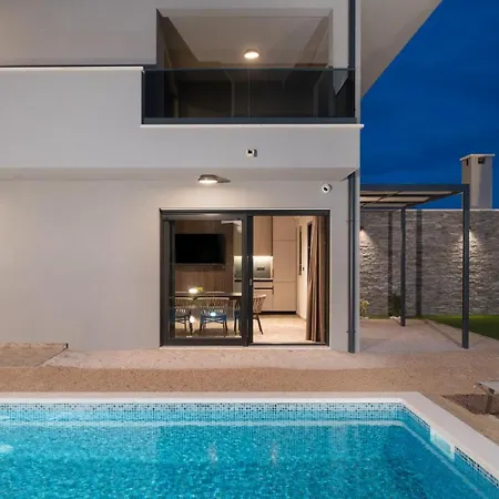 Luxury David's - Two Heated Pool Вилла *