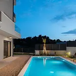 Luxury David's - Two Heated Pool * Podstrana